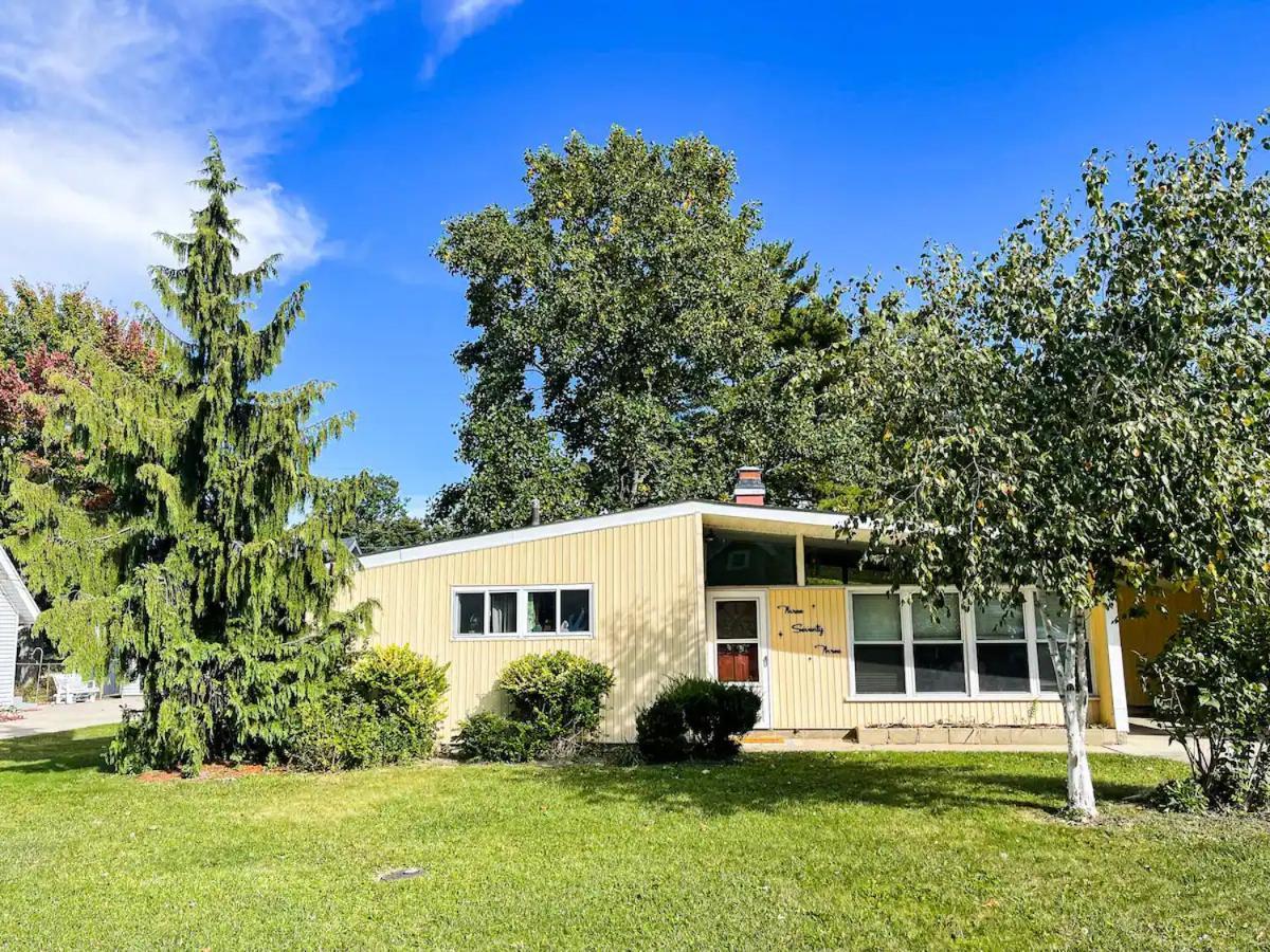 New! Mid-Century Modern Themed Family Home! Vermilion Exterior photo