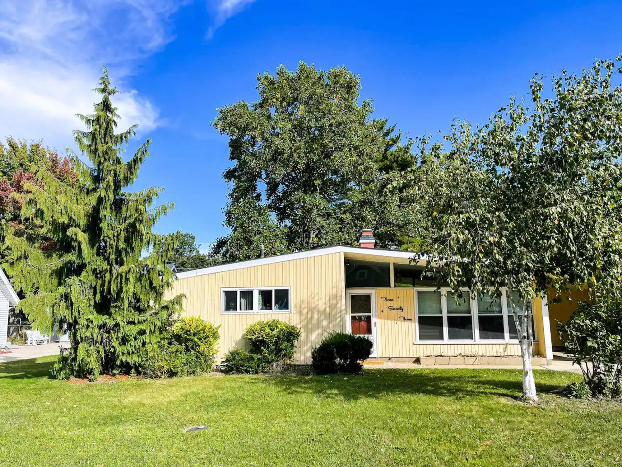 New! Mid-Century Modern Themed Family Home! Vermilion Exterior photo